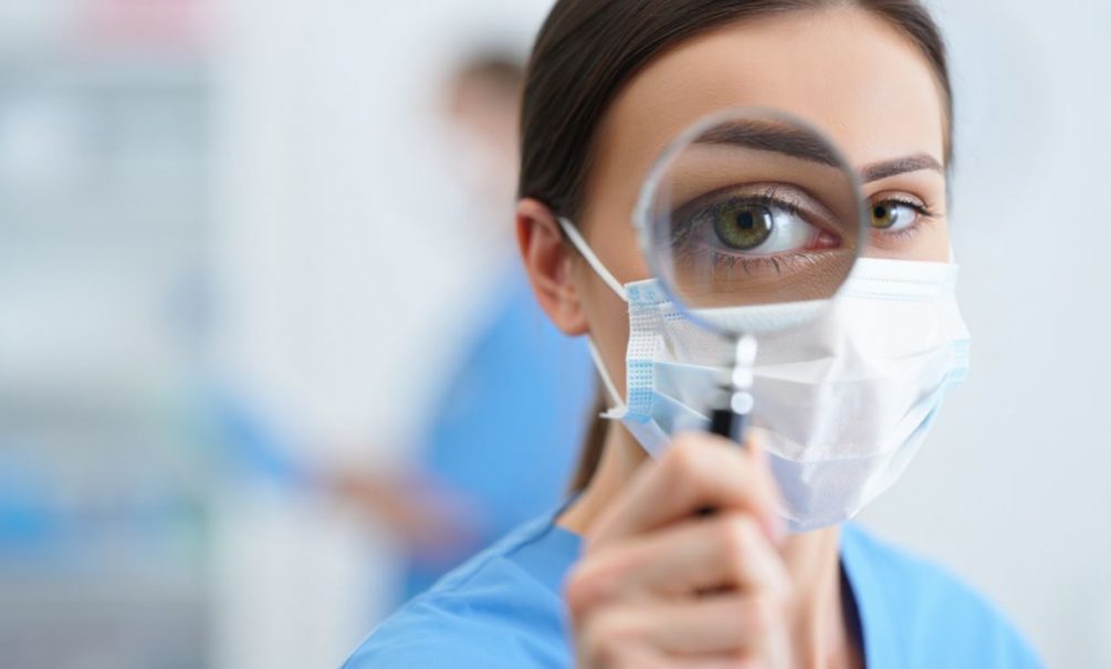 Осип голос, высокая температура: в России растет число заболевших новым штаммом коронавируса «стратус»