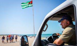 Вход в ресторан платный: в Абхазии продолжают «стричь» россиян — деньги хотят выжать со всех «доширачных» туристов