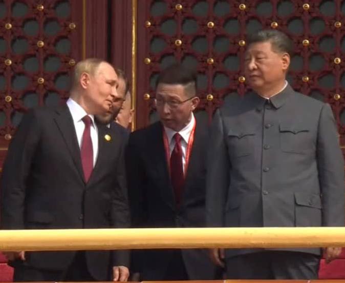Путин по правую руку от Си – кадр, который изменил расстановку сил в мире. На параде в Пекине рухнула гегемония Запада 