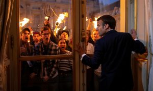 «Макрон украл наши пенсии»: правительство Франции отправлено в отставку второй раз за 9 месяцев – звучат призывы скинуть президента