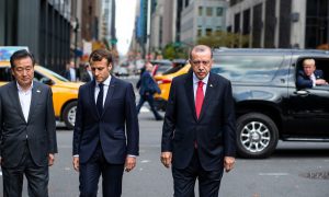 «На пешую экскурсию становись!»: Трамп продолжает унижать мировых лидеров – на этот раз в пешее путешествие отправлен президент Южной Кореи  