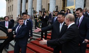 «Колесная дипломатия»: Путин начал использовать автомобиль для секретных переговоров и сигнала