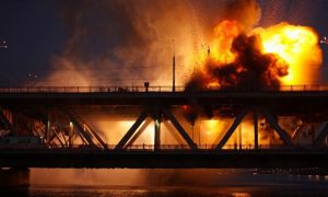 Крюковский мост в огне: удар дронов поставил логистику Украины на колени