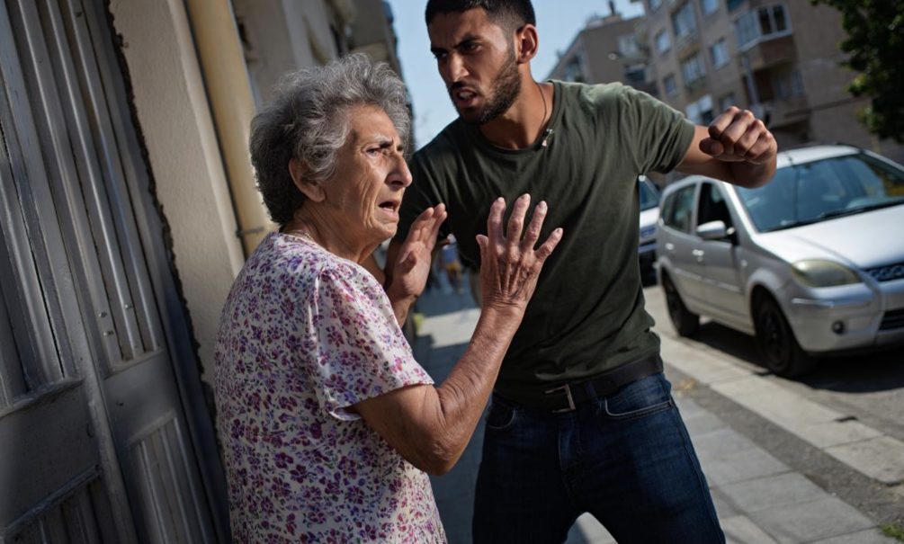«Лицо сломаю вот этой бабушке»: в Тюмени зумер-мигрант на камеру пытался избить пенсионерку «Лицо сломаю вот этой бабушке»: в Тюмени зумер-мигрант на камеру пытался избить пенсионерку