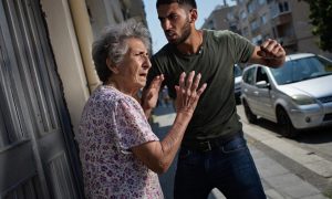 «Лицо сломаю вот этой бабушке»: в Тюмени зумер-мигрант на камеру пытался избить пенсионерку