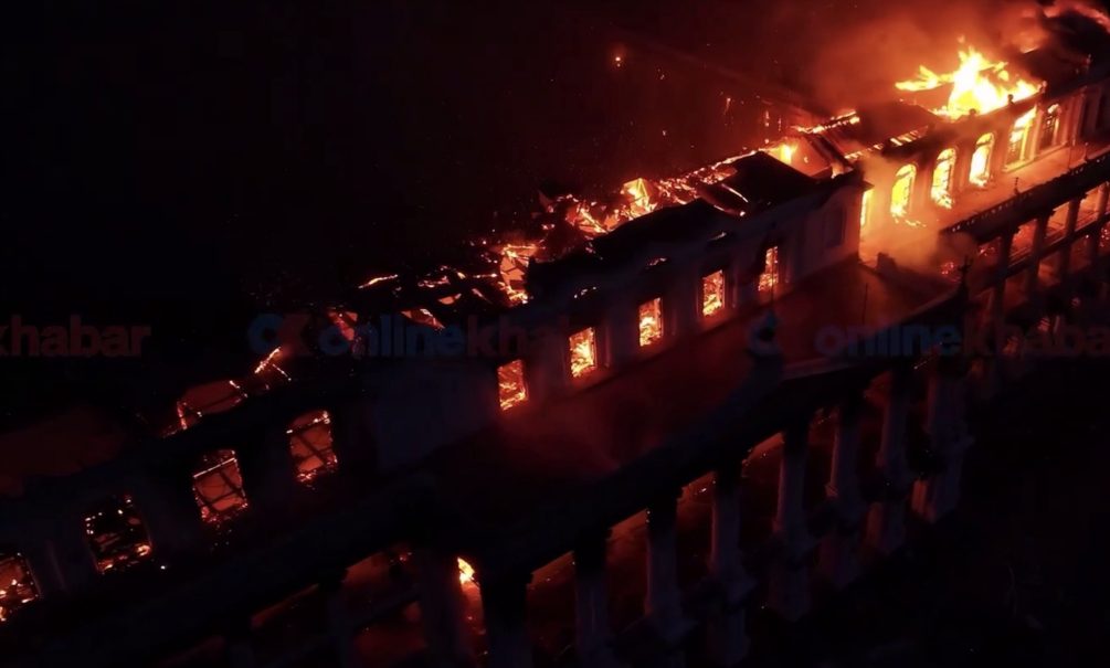 Даже не пытаются тушить: дворец правительства в Непале полностью охвачен огнём 