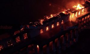 Даже не пытаются тушить: дворец правительства в Непале полностью охвачен огнём