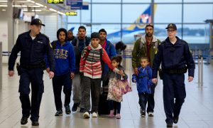 До границы под конвоем: судебные приставы выдворили из России тысячи мигрантов