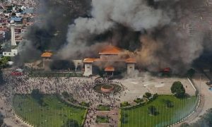 Непал полыхает: в стране началась «революция зумеров» — президент сбежал, министров избивают на улицах