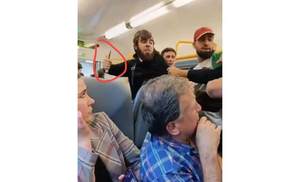 «Я твою маму насиловал»: кавказцы напали с ножом на заступившегося за женщину москвича - их посадили в клетку 