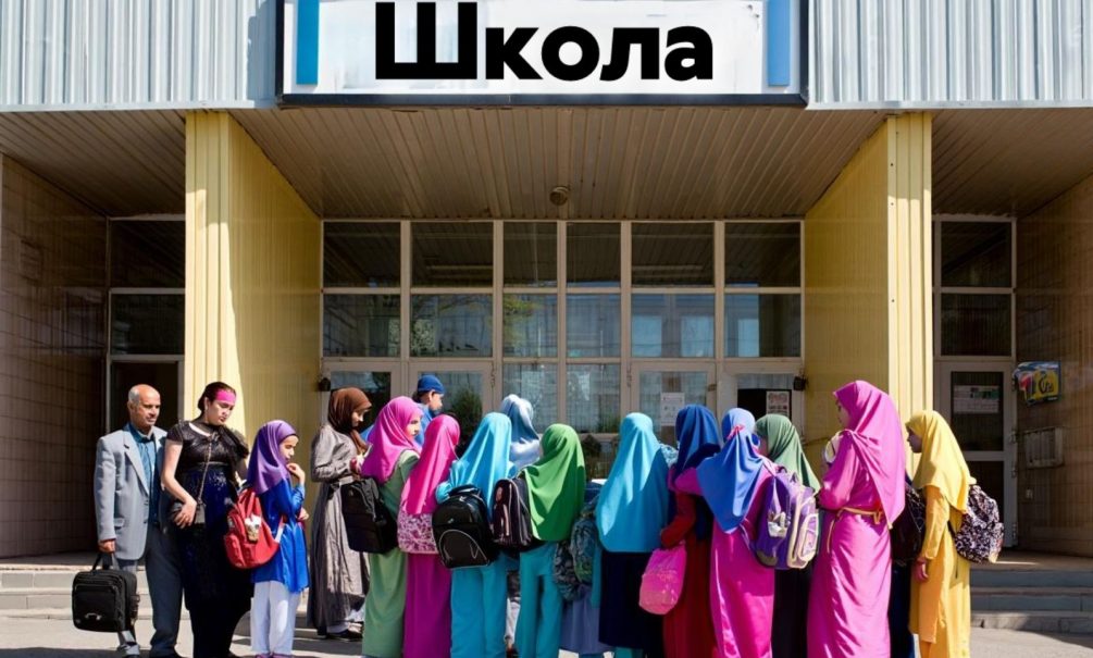 В хиджабах - на выход: в Нижневартовске нашли изящное решение для учениц в религиозной одежде 