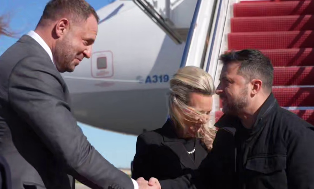 Позорное приземление: Зеленского в США «встретили» пилоты его собственного самолета Позорное приземление: Зеленского в США «встретили» пилоты его собственного самолета