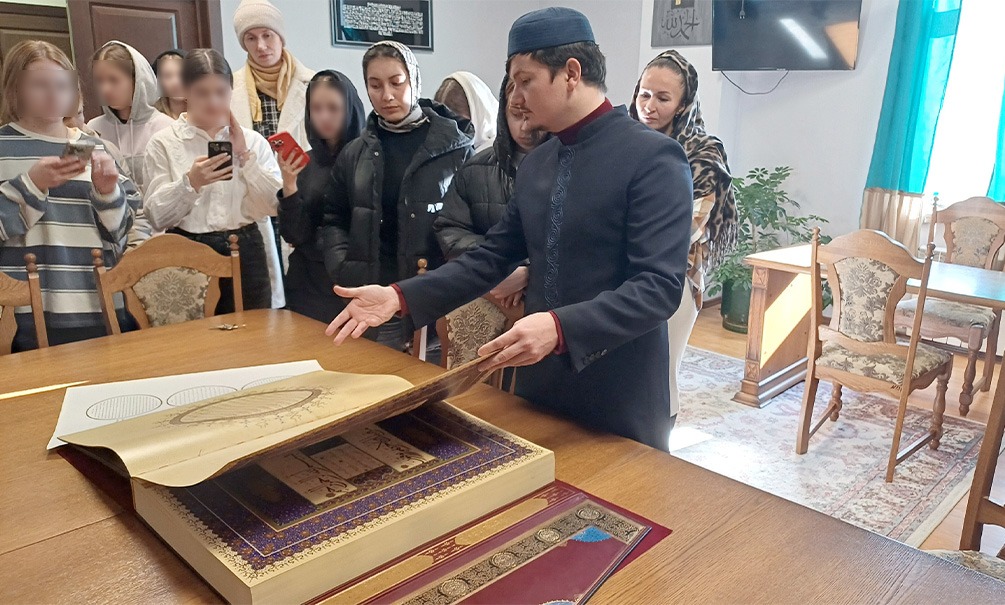 Русских школьников насильно загоняют в мечети: незаконная миссионерская деятельность маскируется под «уроки многоконфессионального единства» Русских школьников насильно загоняют в мечети: незаконная миссионерская деятельность маскируется под «уроки многоконфессионального единства»