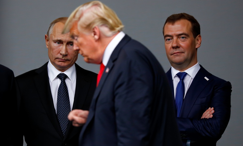 Трамп, веди себя прилично: Путин с Медведевым пояснили президенту США, что тот запутался 