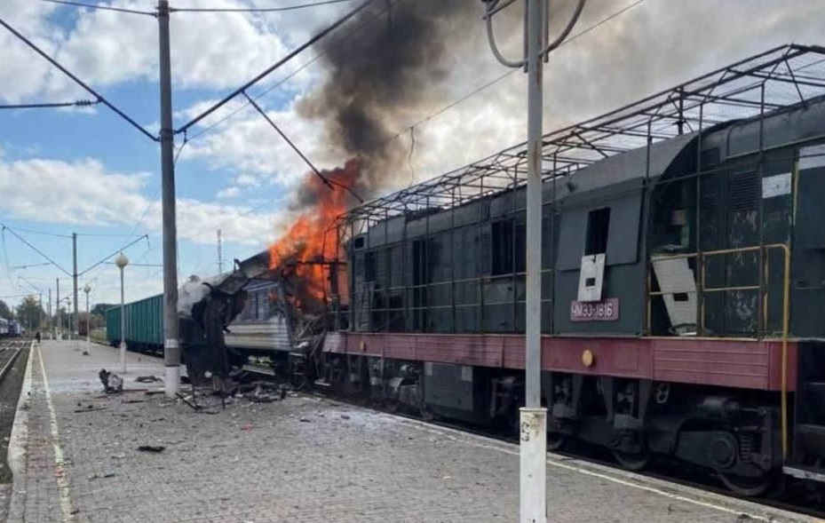 Удар по поезду в Шостке: Зеленский сознательно подставил пассажиров, посадив их в состав с военными грузами - теперь раздувает провокацию для Европы Удар по поезду в Шостке: Зеленский сознательно подставил пассажиров, посадив их в состав с военными грузами - теперь раздувает провокацию для Европы