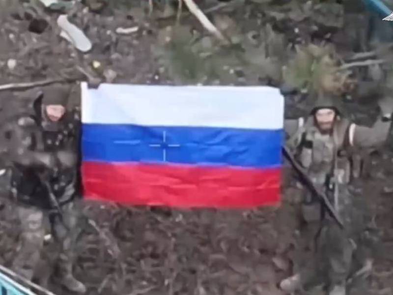 ВС РФ взяли в клещи противника на трех фронтах СВО: ВСУ приходится сдавать ключевые села одно за другим 