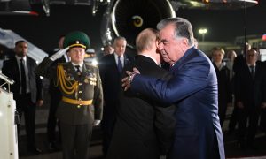 Миллиону таджиков станет легче жить и работать в России: Путин и Рахмон подписали договор о развитии трудовой миграции