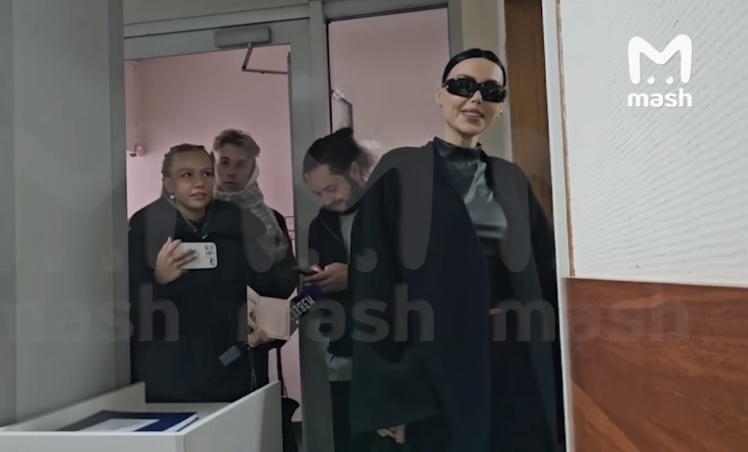 «Ему надо взрослеть»: Самойлова приехала в суд и назвала причину развода с Джиганом после 13 лет брака