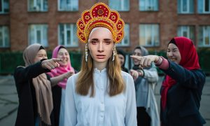 «Мигрантам в хиджабах в школу можно, русским в кокошниках – нельзя»: на Урале школьнице запретили носить традиционный головной убор