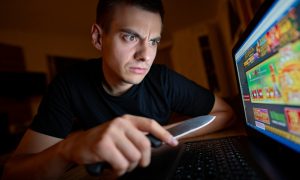 «Мешали играть»: в Ульяновске лудоман жестоко расправился с женой и детьми