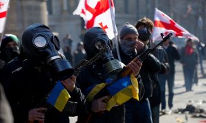 Зеленский хотел пролить кровь в Грузии: протестующих в Тбилиси пытались снабдить украинским оружием и взрывчаткой