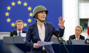 «Россия уже бьёт по нам»: Урсула фон дер Ляйен обвинила РФ во всех бедах ЕС и призвала готовиться к войне  