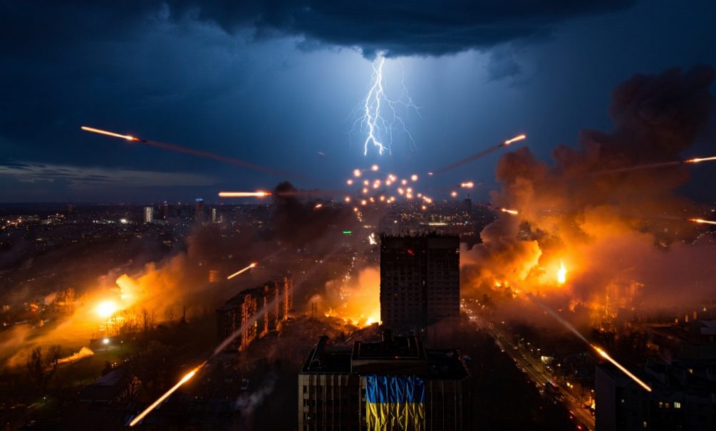 Ночь огня в Киеве: в столице Украины блэкаут и километровые столбы дыма. В регионах колонны скорых и пожары 