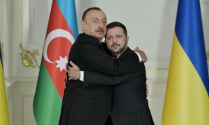 Встретились два русофоба: Алиев и Зеленский демонстративно общались на английском, а не на русском