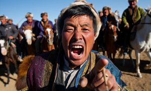 «Игрища с козлом»: под Москвой мигранты устроили дикое шоу с тушей животного — местные жители в шоке