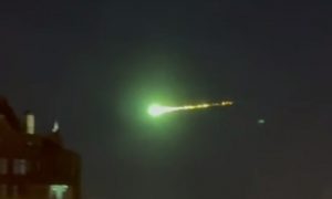 Зелёный огненный шар над Москвой! Нечто пронеслось по небу — метеорит, НЛО или что-то иное?