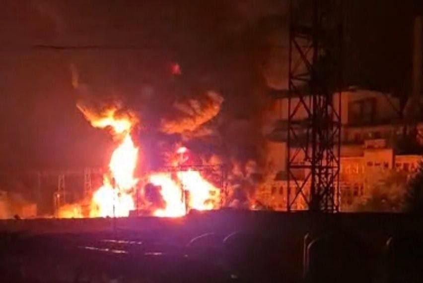 «Пожарища и темнота»: ВС РФ продолжают утюжить инфраструктуру врага на Украине - Краматорск объят огнём и дымом «Пожарища и темнота»: ВС РФ продолжают утюжить инфраструктуру врага на Украине - Краматорск объят огнём и дымом