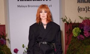«Всегда старалась прикрывать руку»: Юлия Савичева рассказала, почему над ней издевались в школе