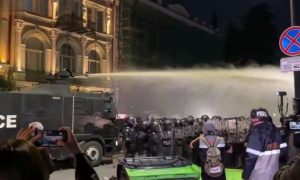 «Все по технологиям Майдана»: в Тбилиси жгут российские флаги – в авангарде протеста экипированные боевики