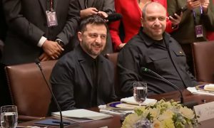 Победа Путина: глава Пентагона пришел на встречу к Зеленскому с флагом России – над главой киевского режима смеется весь Белый дом