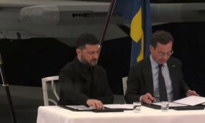 «К этому времени Украины не будет»: Швеция продаст Киеву первые истребители лишь через три года – «мега-сделку» Зеленского подняли на смех  