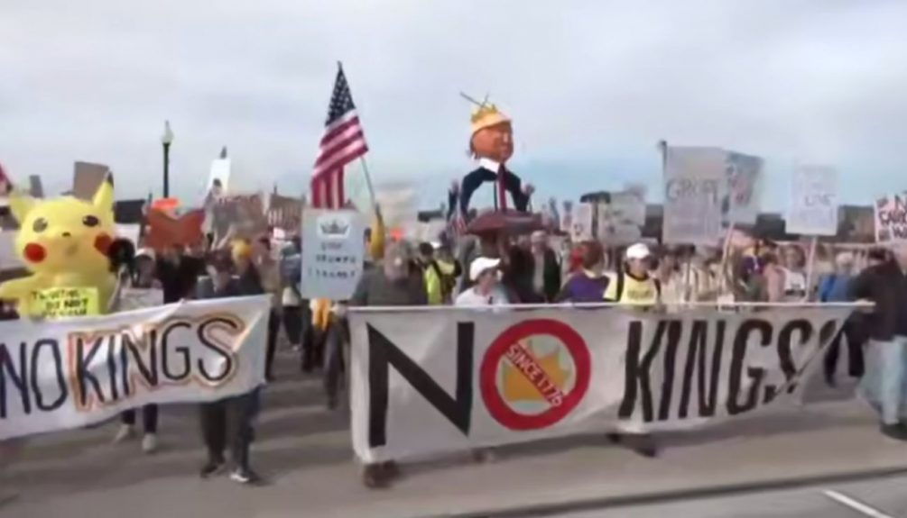 «Глуповатый нейрослоп»: протесты охватили США, Трамп веселится — в этом вся Америка