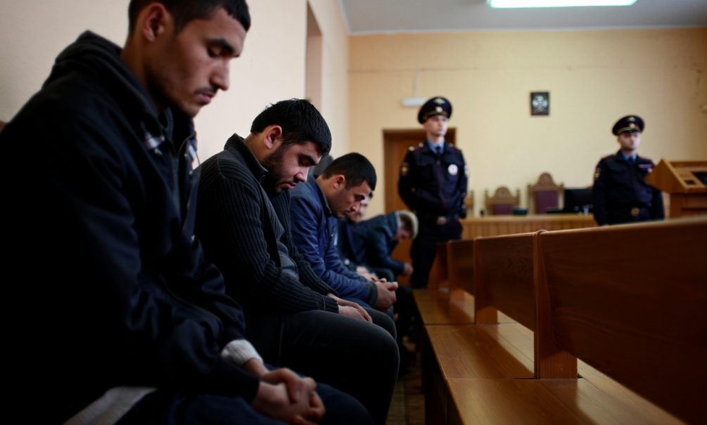 После шума прокуратура отреагировала на шокирующий приговор мигрантам, избивших полицейских в Нефтеюганске После шума прокуратура отреагировала на шокирующий приговор мигрантам, избивших полицейских в Нефтеюганске