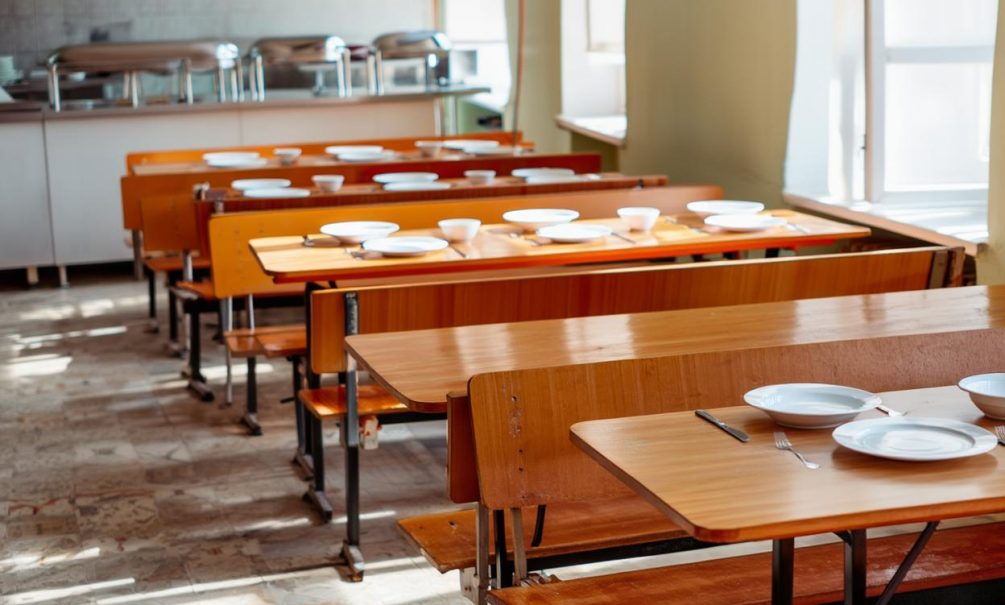 Школьная столовая в Ростовской области оскандалилась из-за странных табличек - БлокнотРУ - Губернатор Ростовской области Голубев новости. Губернатор Ростовской области Голубев последние новости. Губернатор Ростовской области Голубев последние новости на сегодня. Новости Ростовской области. Новости. Ростовская область новости. Блокнот Ростов.