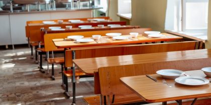 Школьная столовая в Ростовской области оскандалилась из-за странных табличек