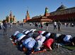 Намаз у стен Кремля: политологи говорят о показном доминировании приезжих над россиянами - юрист Салкин считает ситуацию нормой Намаз у стен Кремля: политологи говорят о показном доминировании приезжих над россиянами - юрист Салкин считает ситуацию нормой