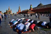 Намаз у стен Кремля: политологи говорят о показном доминировании приезжих над россиянами - юрист Салкин считает ситуацию нормой