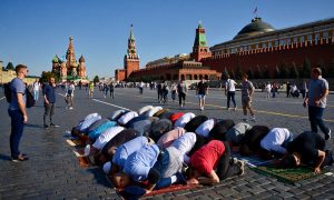 Намаз у стен Кремля: политологи говорят о показном доминировании приезжих над россиянами - юрист Салкин считает ситуацию нормой