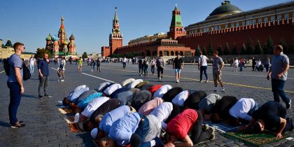 Намаз у стен Кремля: политологи говорят о показном доминировании приезжих над россиянами - юрист Салкин считает ситуацию нормой