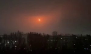 «Во как красиво!» - НПЗ Саратова атакован третий раз за месяц, местные жители снимают работу ПВО