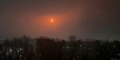 «Во как красиво!» - НПЗ Саратова атакован третий раз за месяц, местные жители снимают работу ПВО