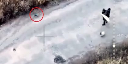 Двум старикам с белым флагом взорвали головы: ВСУ применили ФПВ-дроны по пытавшимся покинуть зону боев под Купянском, заодно убив собачку