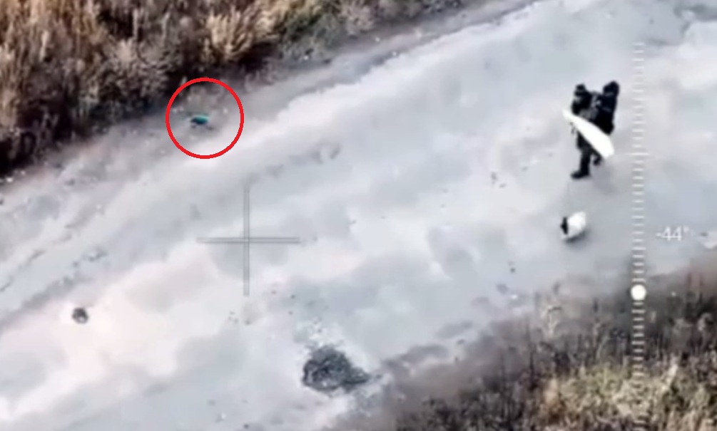 Двум старикам с белым флагом взорвали головы: ВСУ применили ФПВ-дроны по пытавшимся покинуть зону боев под Купянском, заодно убив собачку 