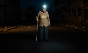 Украинцы ходят в налобных фонариках и обзывают русских: британцы рассказали о жизни Чернигова без света