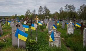 «Миллиарды на трупах»: похоронная мафия начала охоту за телами погибших солдат ВСУ