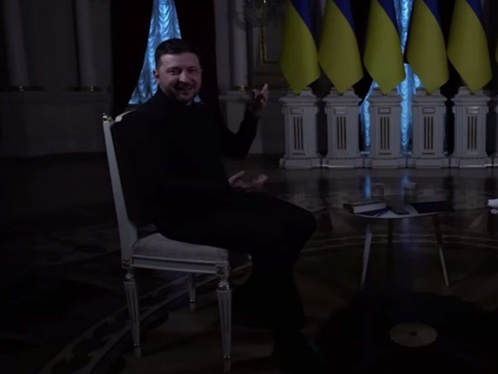 «Чучело бесстрашное»: Зеленский подлизывается к Трампу, на Украине — массовые отключения, а народ бежит из страны